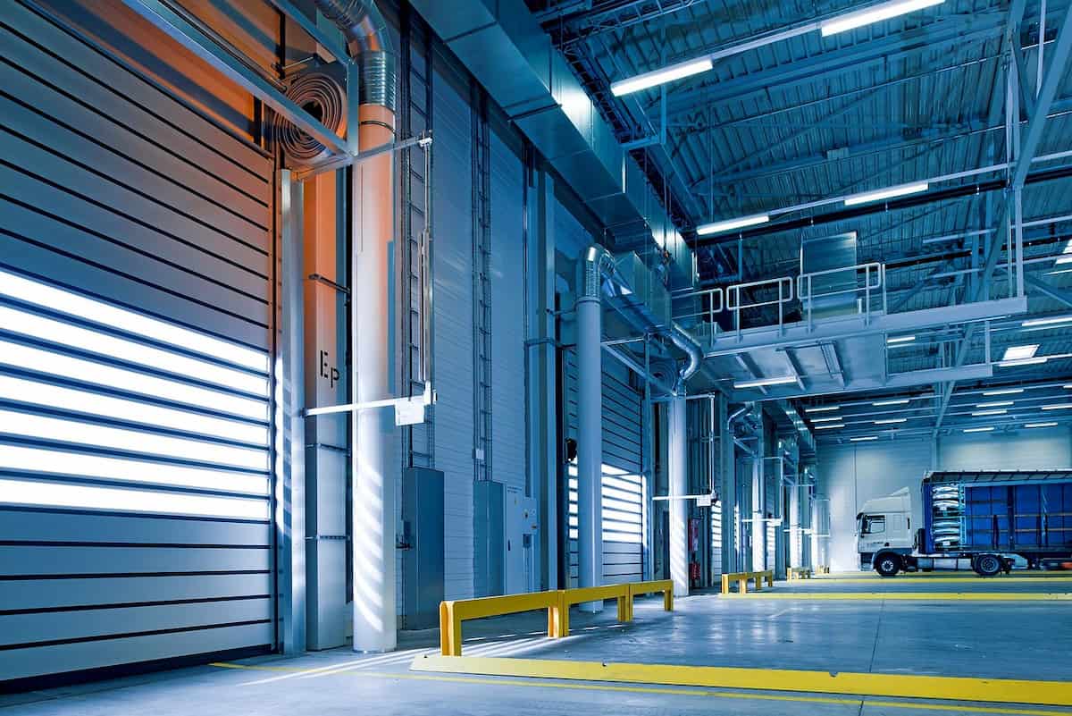 hala metalica cu porti industriale si camion in interior.jpg
